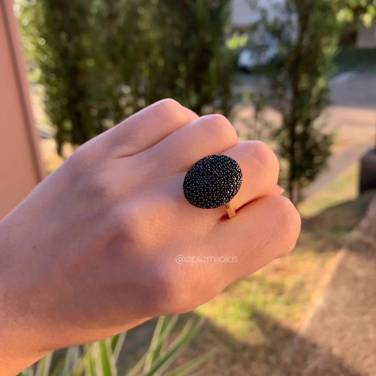 Anel cabeça oval cravejada - banhado a ouro 18k