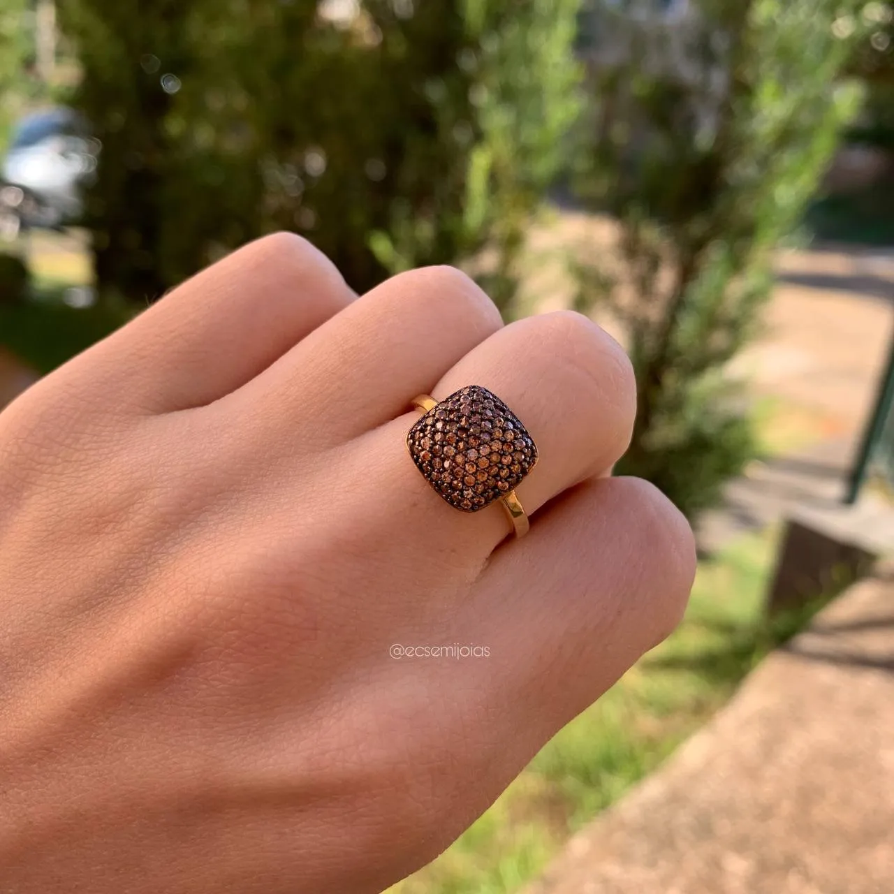Anel cabeça quadrada cravejada - banhado a ouro 18k