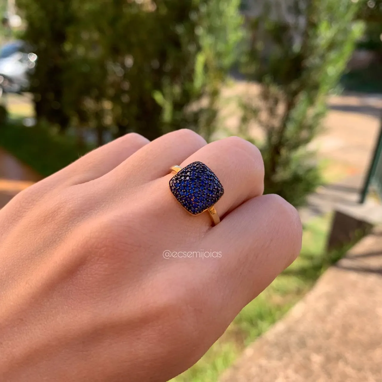 Anel cabeça quadrada cravejada - banhado a ouro 18k