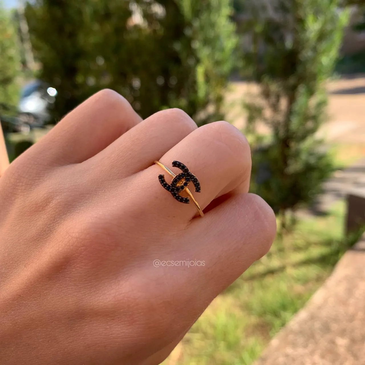 Anel chanel cravejado - banhado a ouro 18k