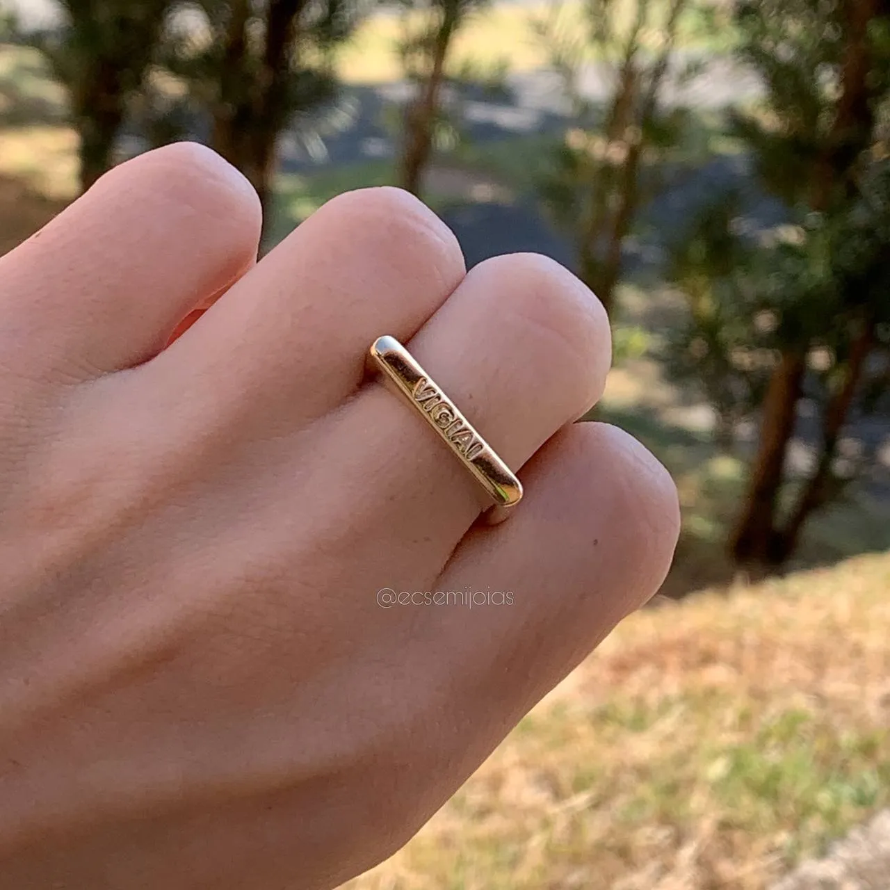 Anel chapinha escrito vigiai - banhado a ouro 18k