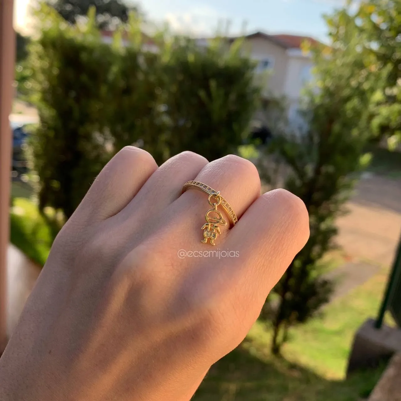 Anel com 1 menino aro cravejado - banhado a ouro 18k