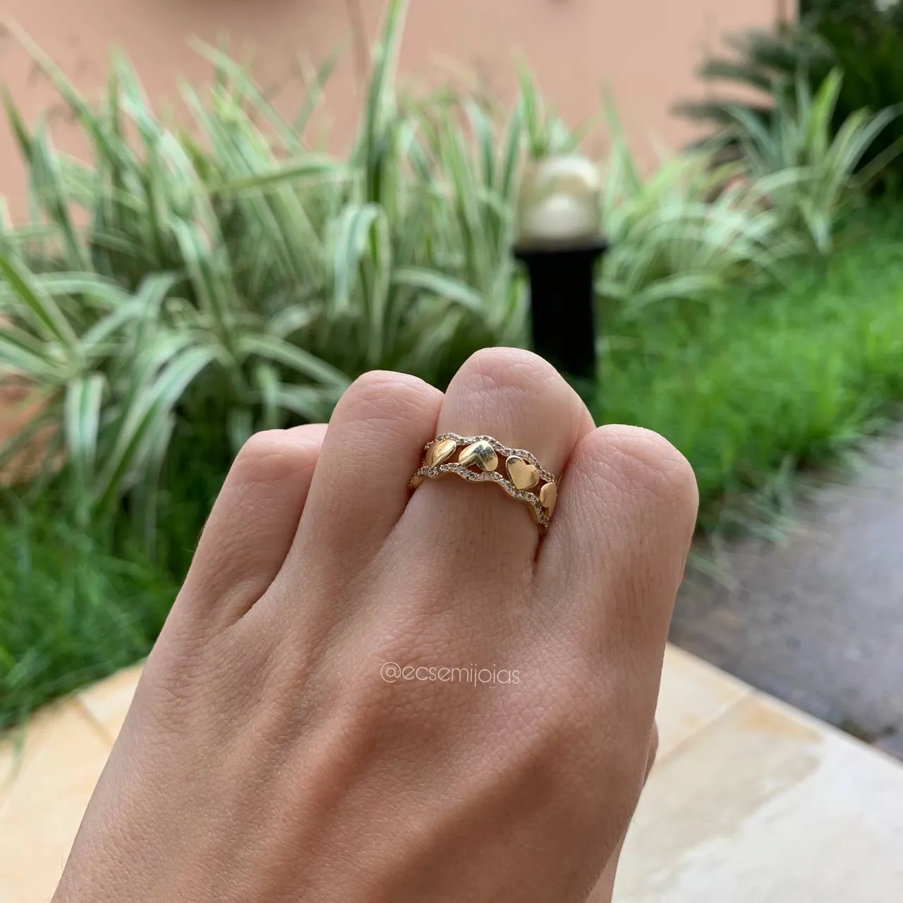 Anel  com 4 corações lisos aro cravejado - banhado a ouro 18k