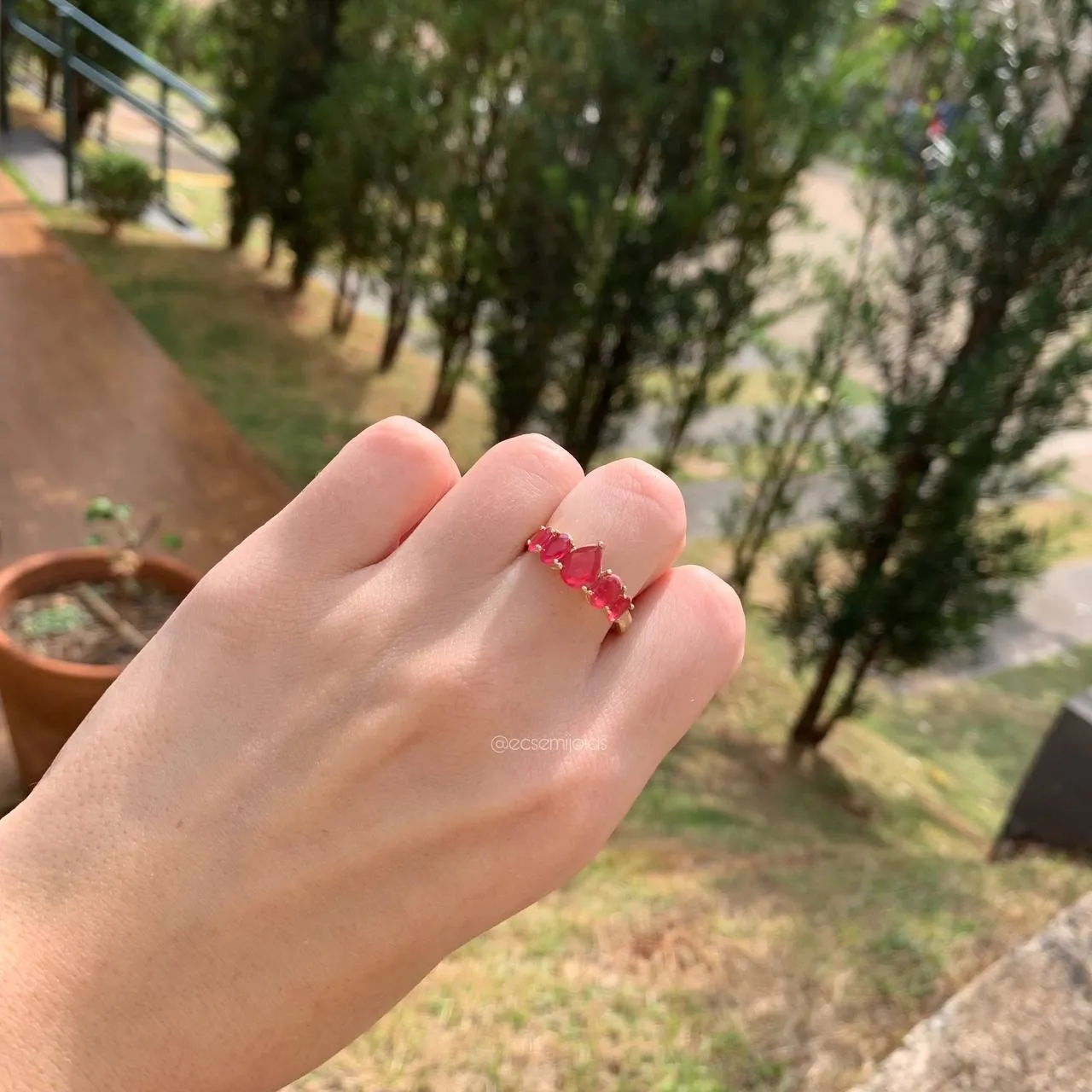 Anel com 4 pedras ovais e gota no centro banhado a ouro 18k