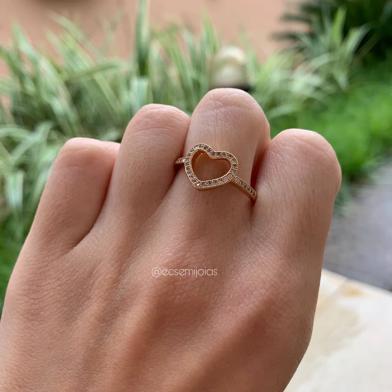 Anel com coração e aro cravejado - banhado a ouro 18k