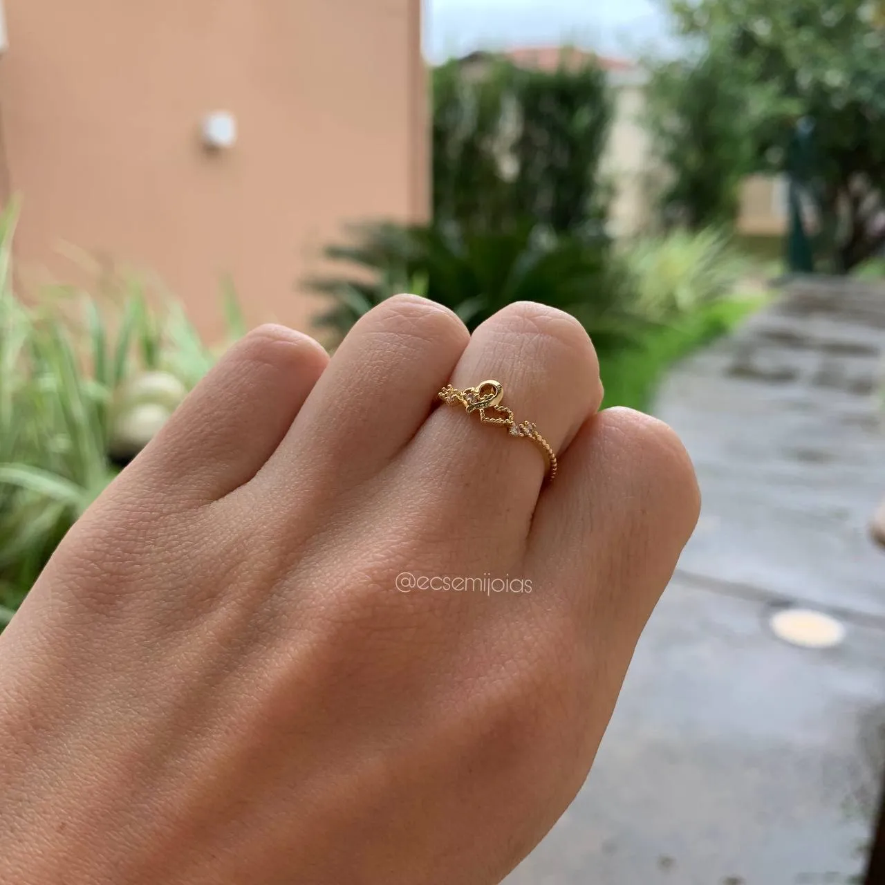Anel com corações pequenos vazados e zirconias - banhado a ouro 18k