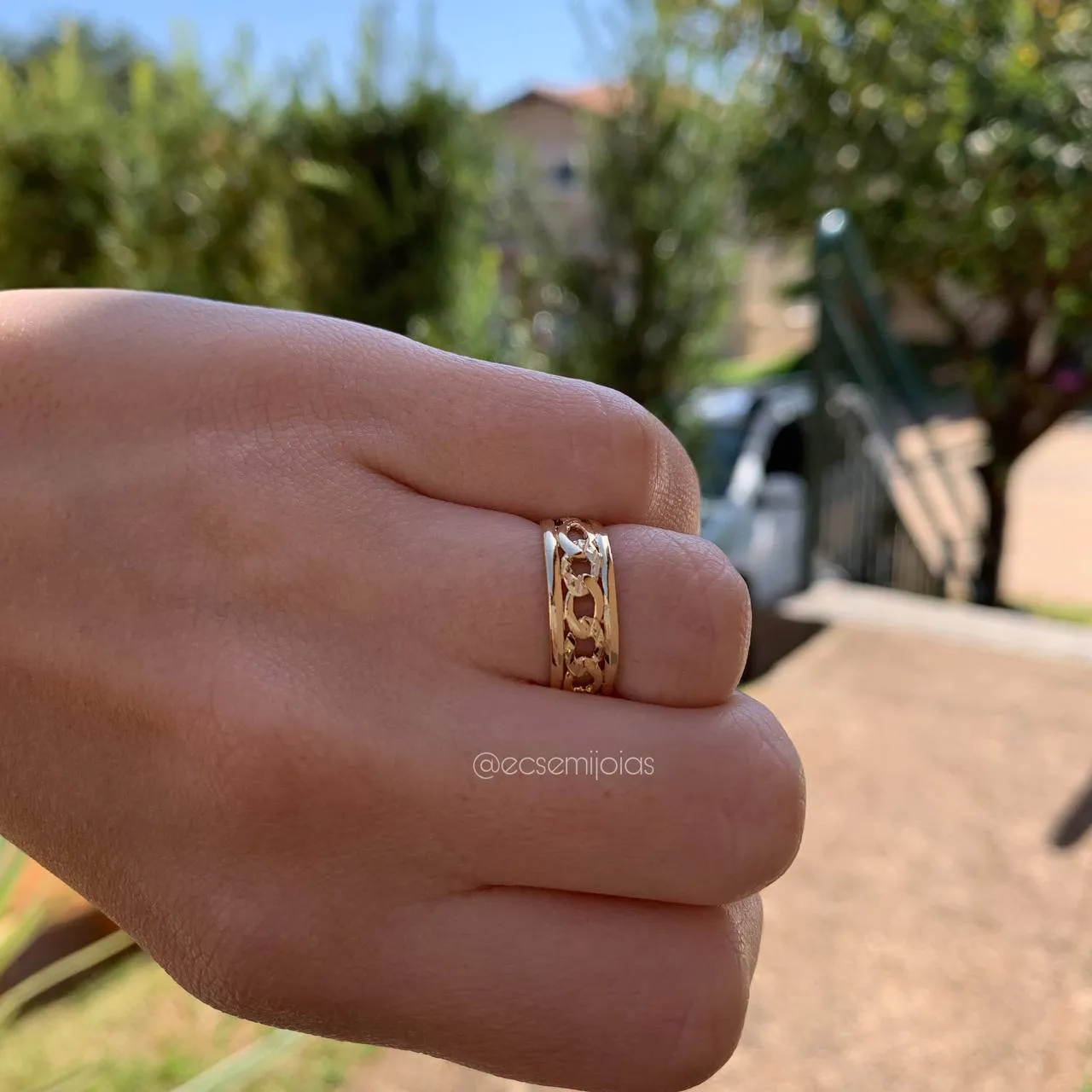 Anel com elos pequenos em cima lisos e diamantados - banhado a ouro 18k