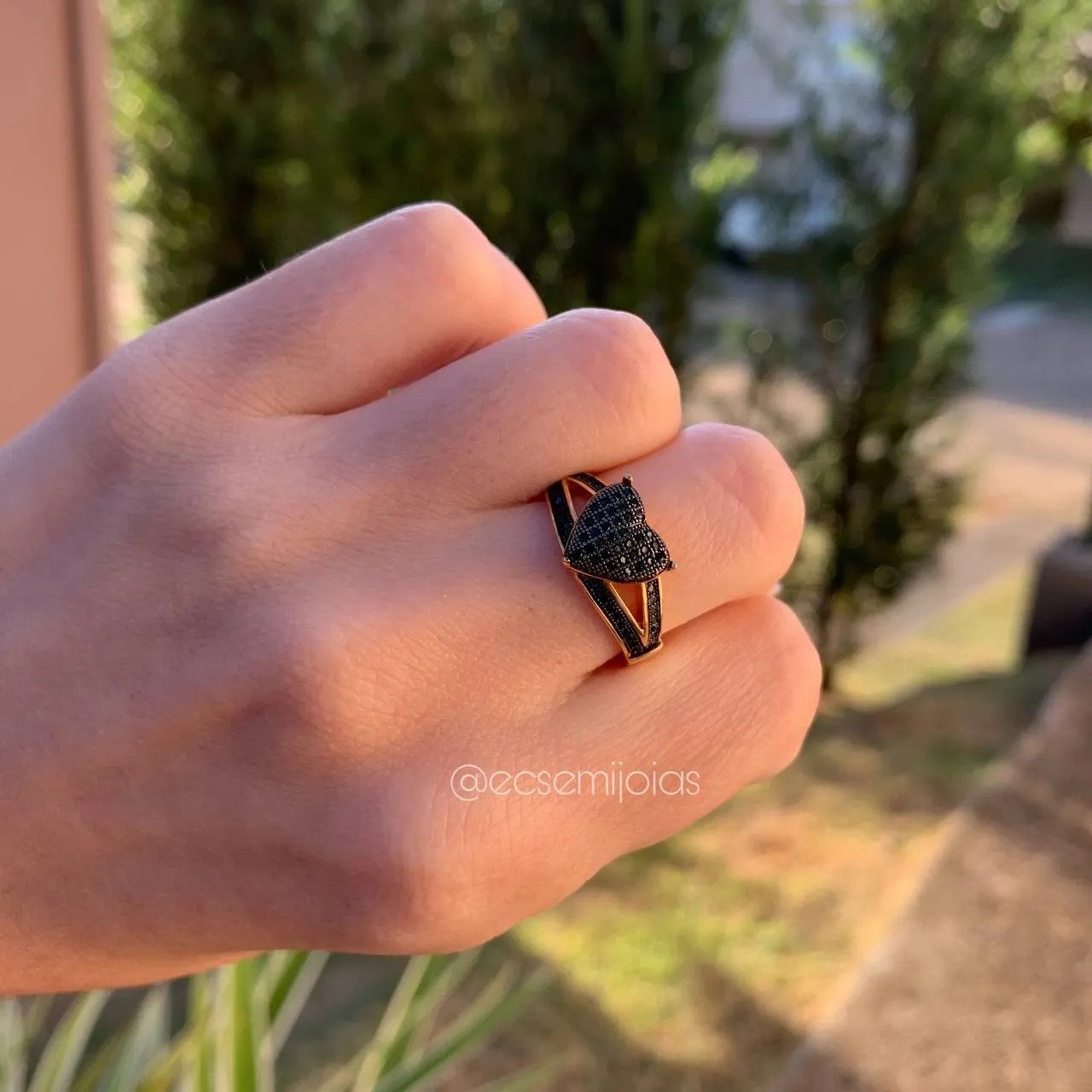 Anel coração cravejado aro em v cravejado - banhado a ouro 18k