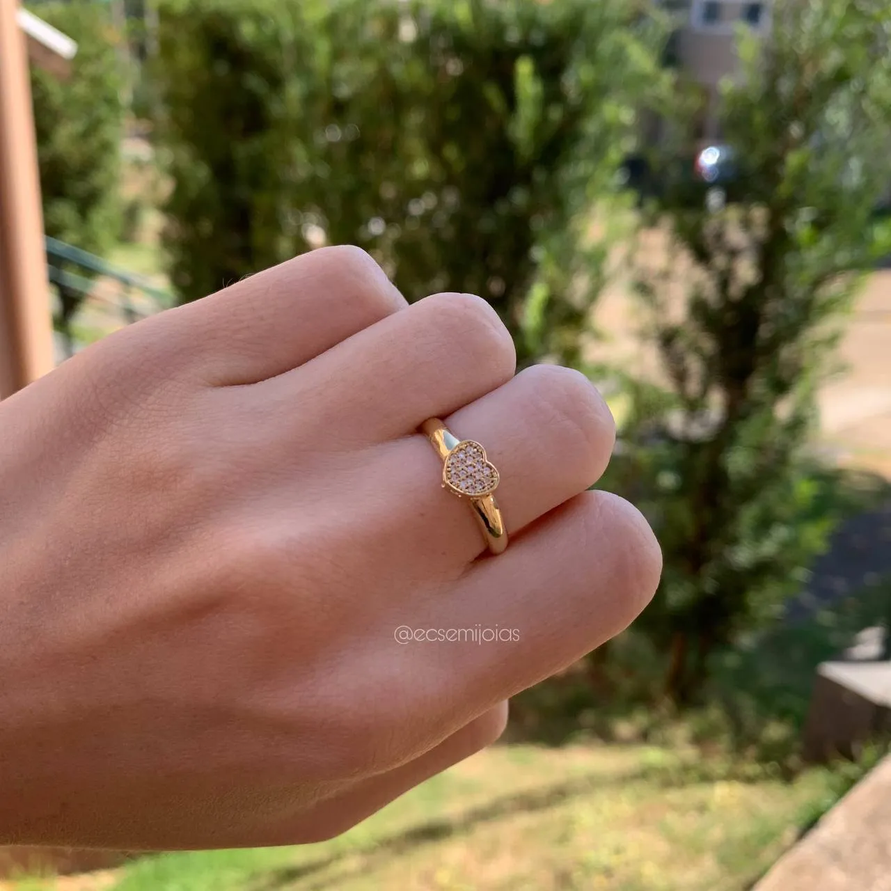Anel coração cravejado com galeria - banhado a ouro 18k