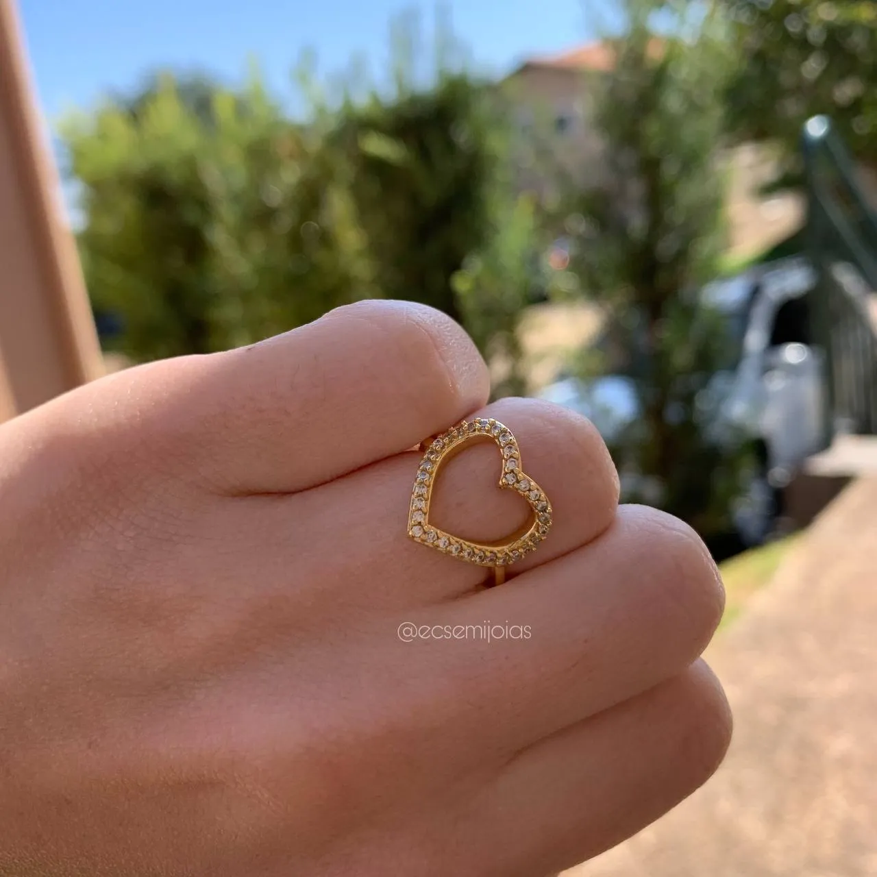Anel coração vazado cravejado menor com flecha atrás - banhado a ouro 18k