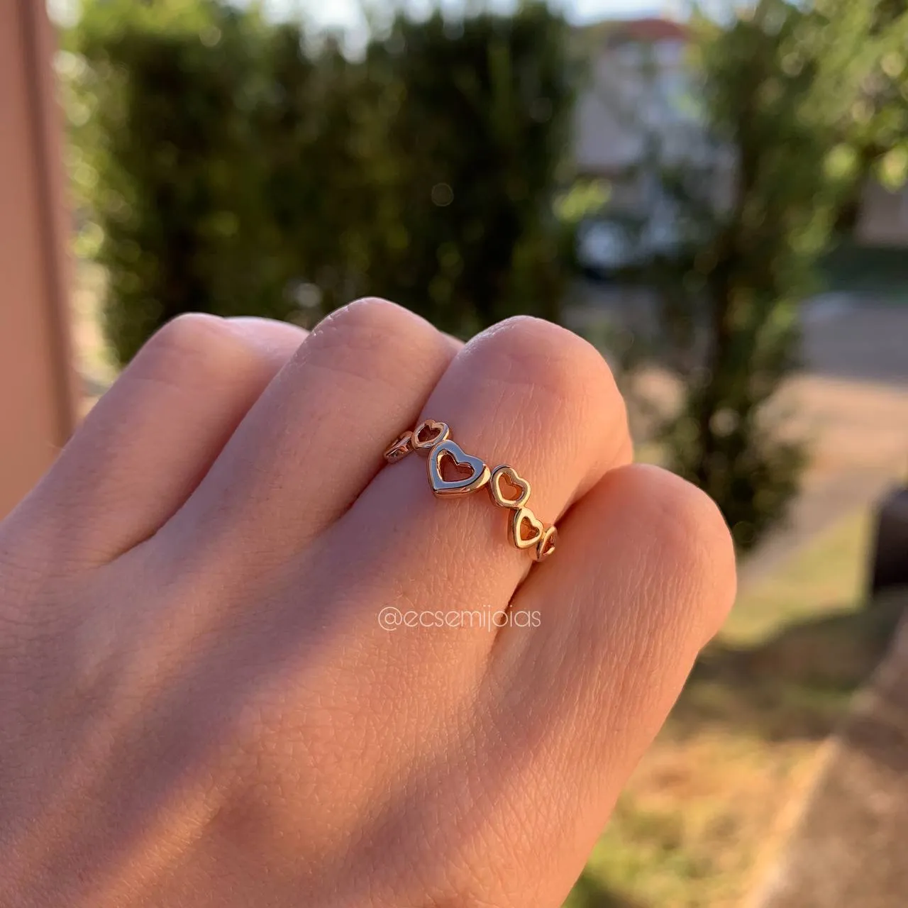 Anel corações de vário tamanhos - banhado a ouro 18k