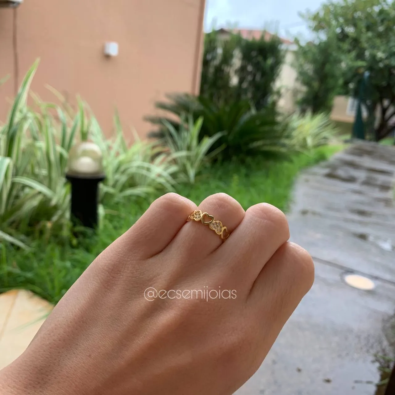 Anel corações vazados e cravejados - banhado a ouro 18k