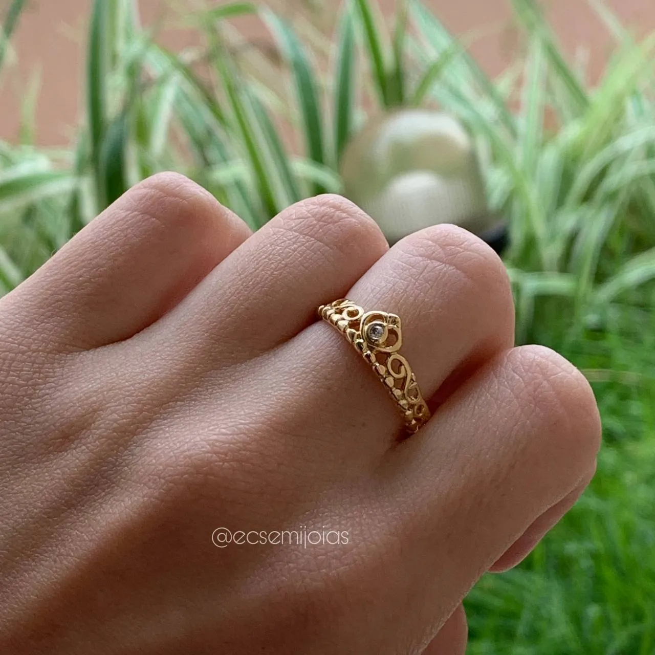 Anel coroa com uma pedrinha - banhado a ouro 18k