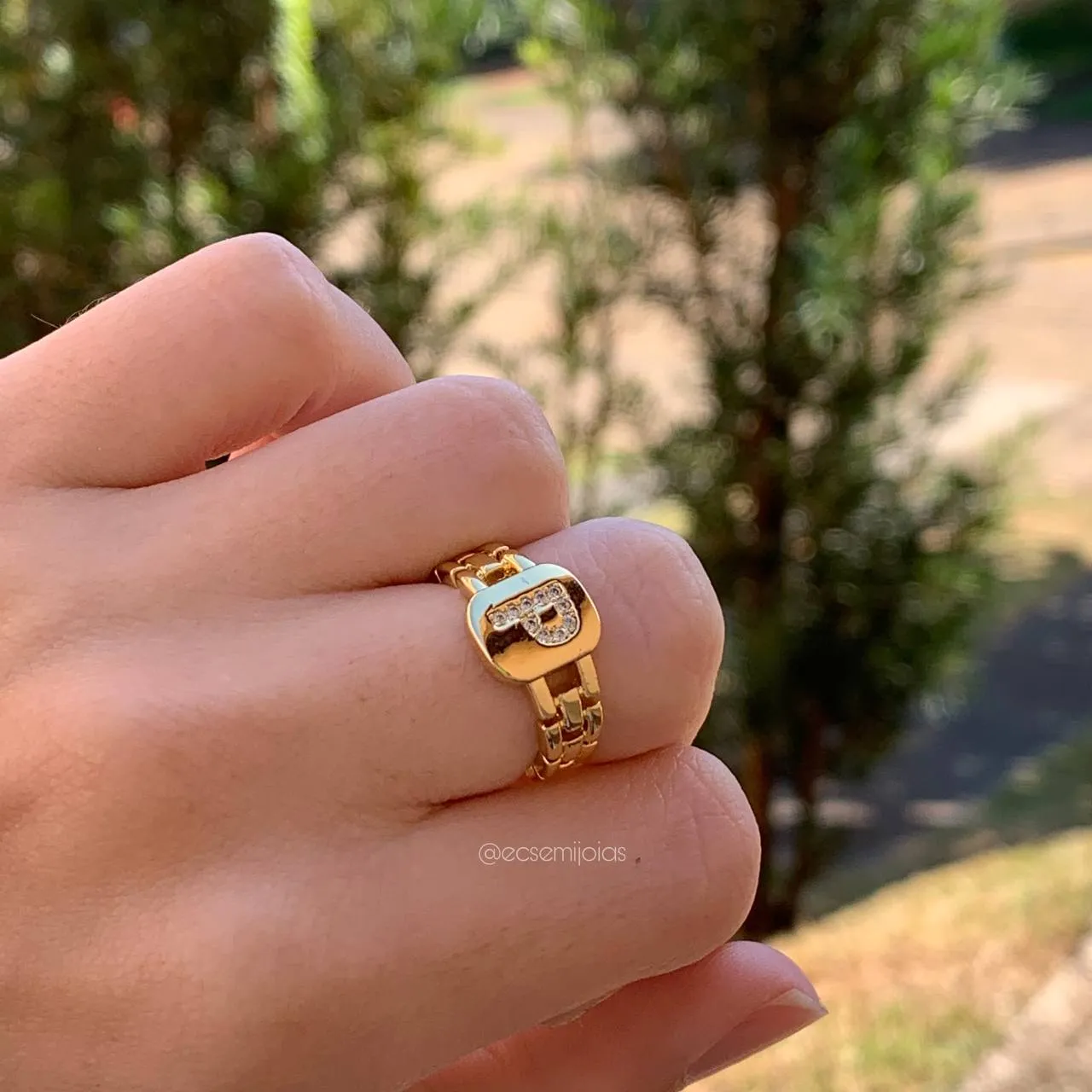 Anel corrente letra P cravejada - banhado a ouro 18k