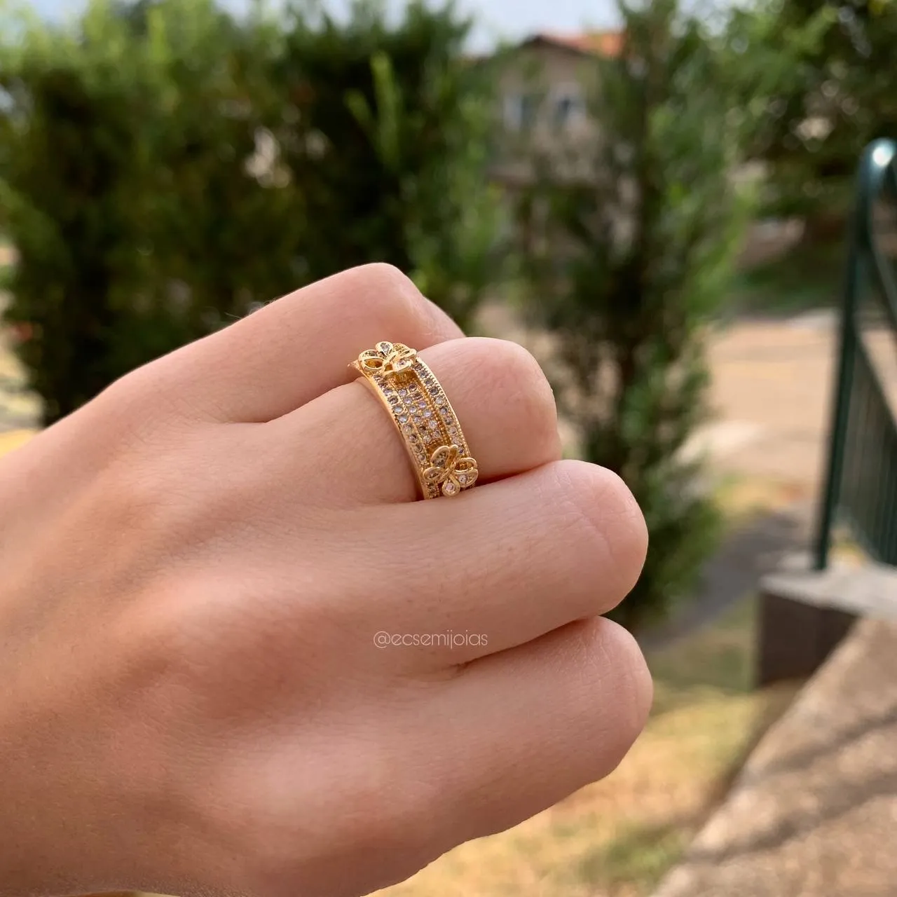 Anel cravejado c/ 2 borboletinhas em cima cravejadas - banhado a ouro 18k