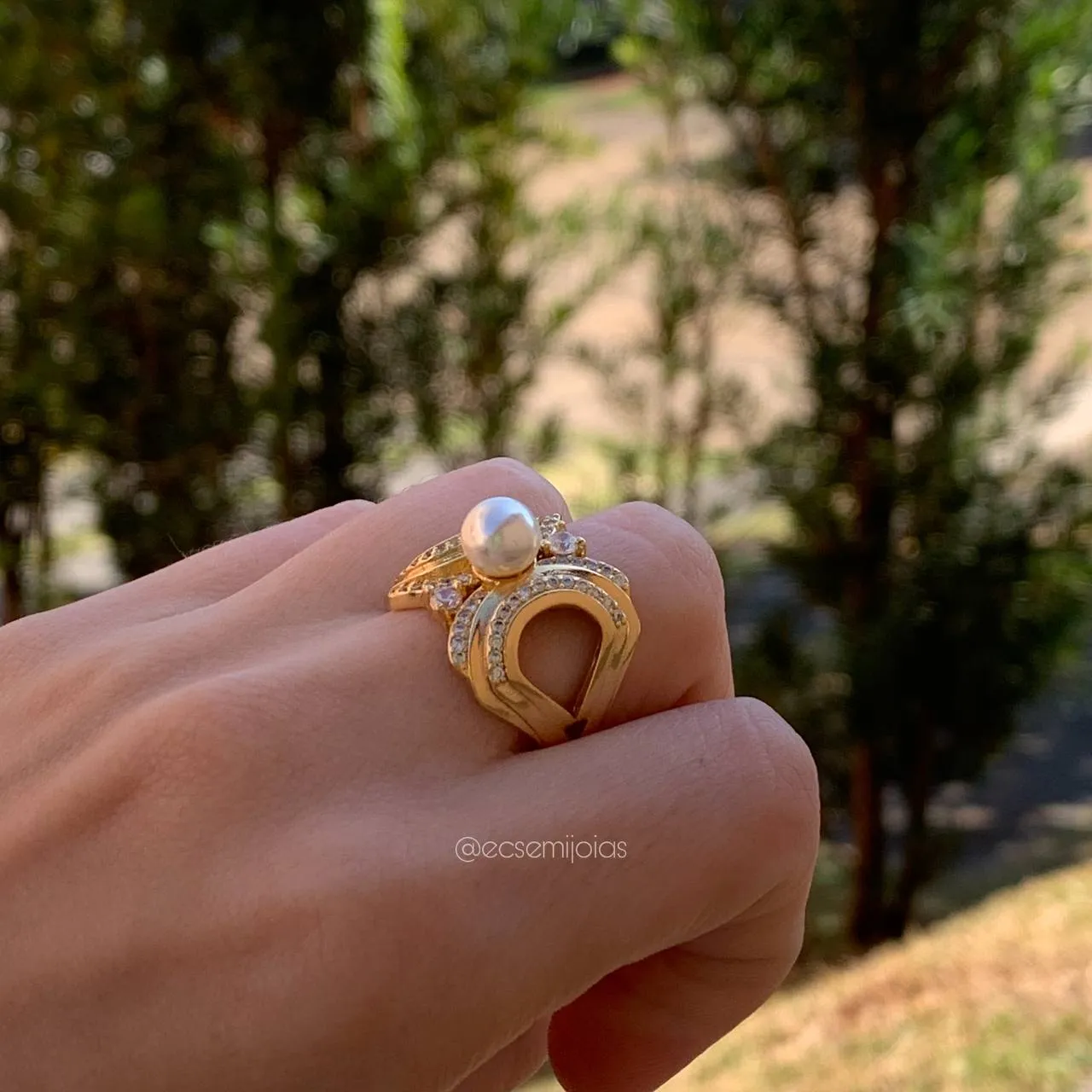 Anel cravejado c/ pérola centro vazado nas laterais - banhado a ouro 18k