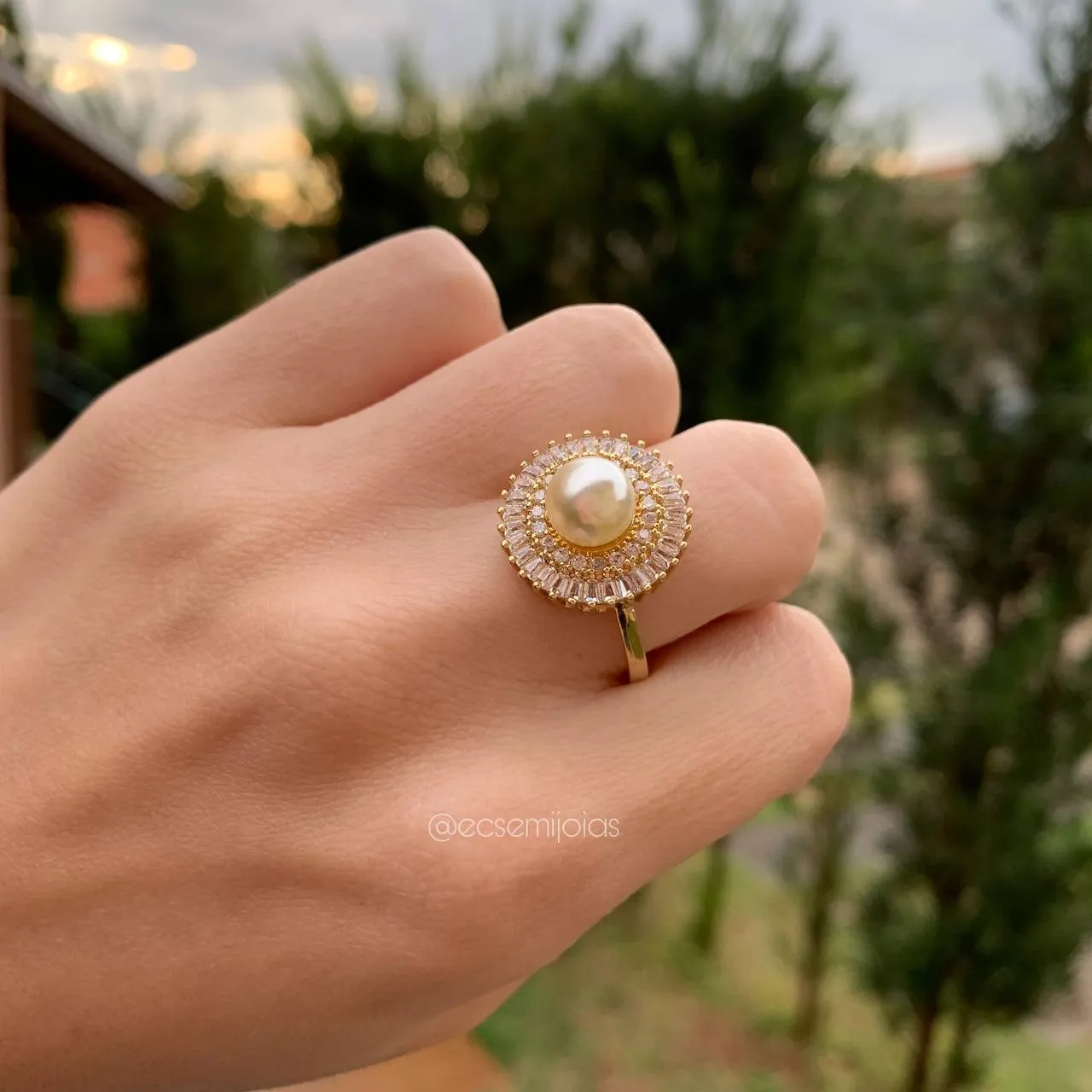 Anel cravejado com baguete e perola em cima - banhado a ouro 18k