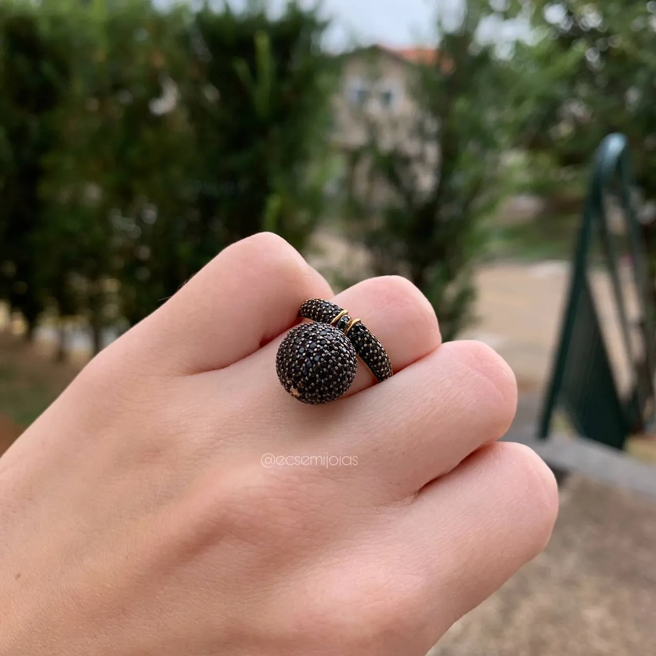 Anel cravejado com bola pendurada - banhado a ouro 18k