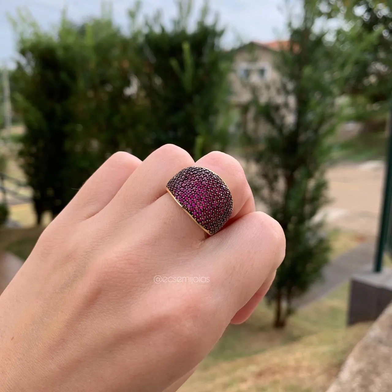 Anel cravejado com forro trabalhado - banhado a ouro 18k