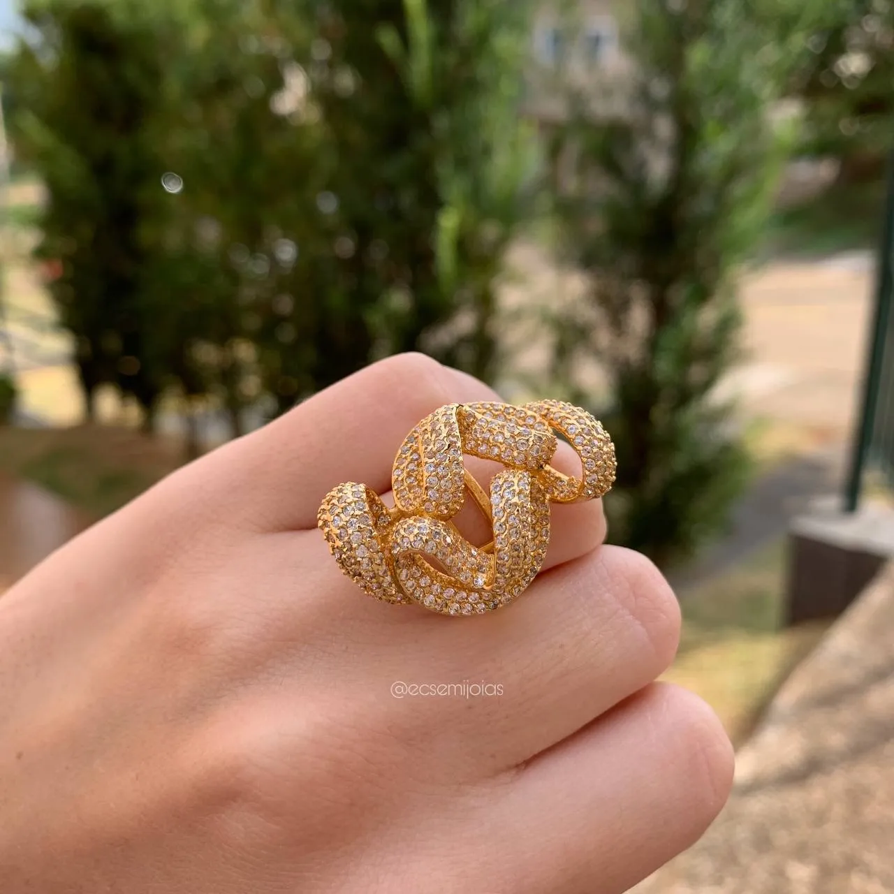 Anel cravejado entrelaçado chique - banhado a ouro 18k