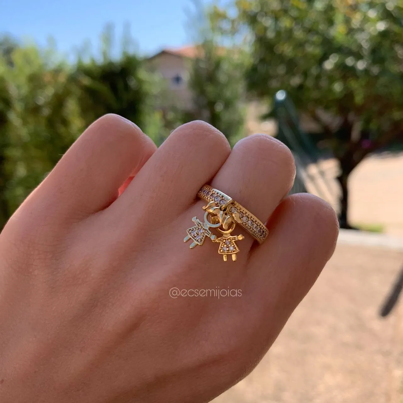 Anel criança pendurada , duas meninas - banhado a ouro 18k