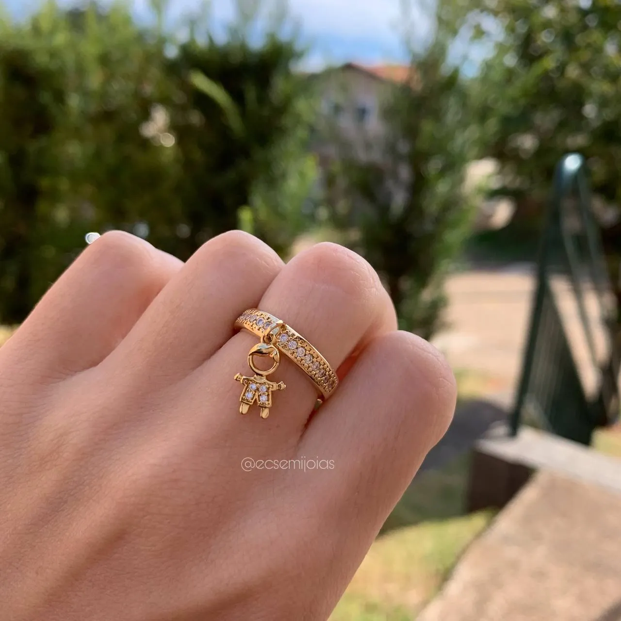 Anel criança pendurada, um menino - banhado a ouro 18k