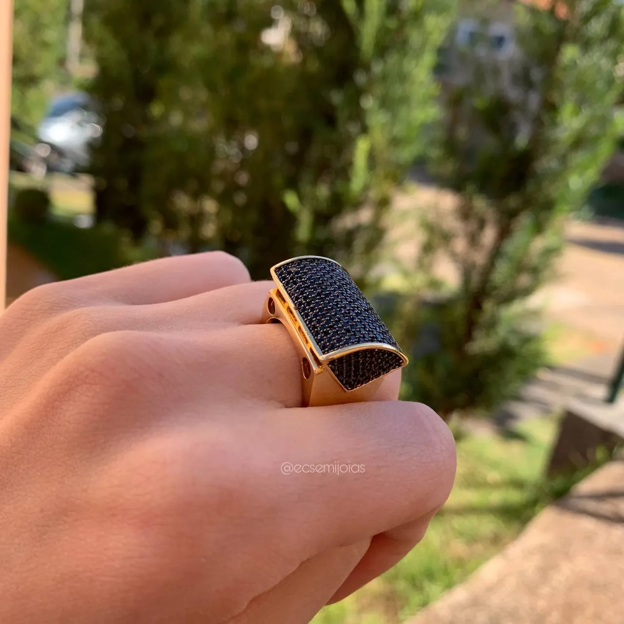 Anel curvado (abaulado) cravejado em cima e laterais - banhado a ouro 18k