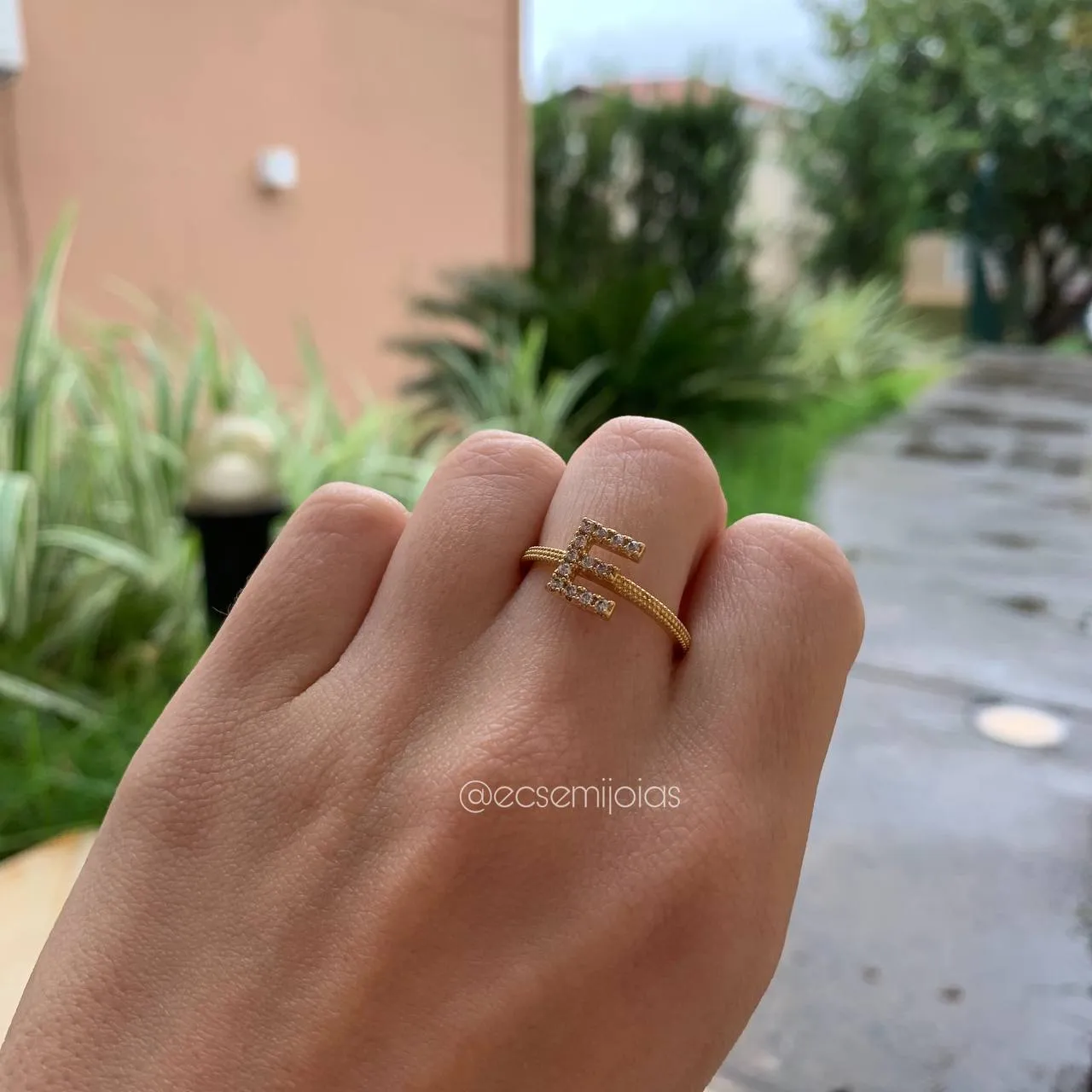 Anel de letra cravejado e bombardeado - banhado a ouro 18k