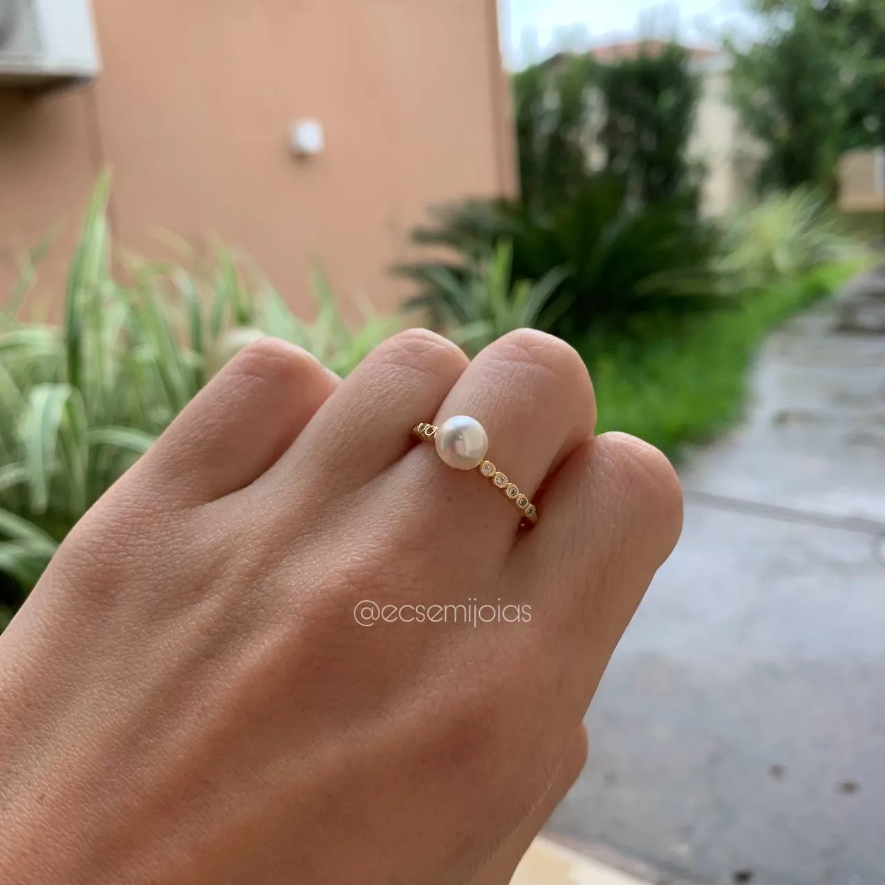 Anel de pérola aro com 5 pedras de cada lado - banhando a ouro 18k
