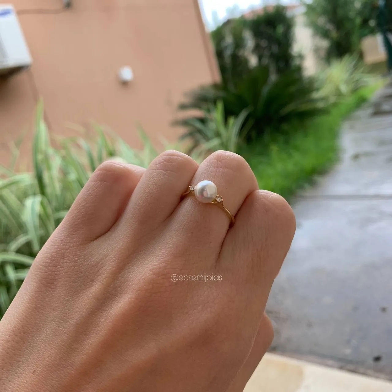 Anel de pérola com 2 zircônias na lateral - banhado a ouro 18k