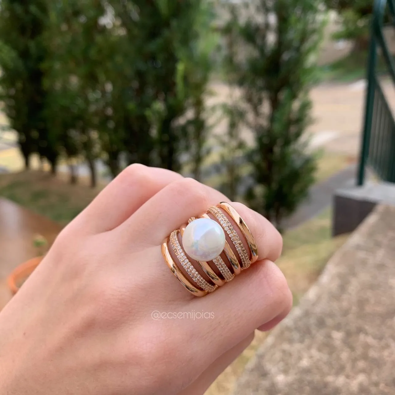 Anel de perola com 4 aros liso e 3 cravejados - banhado a ouro 18k