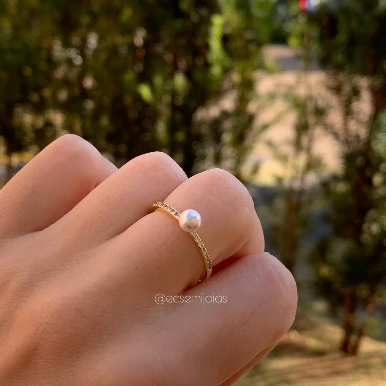 Anel de pérola com aro cravejado - banhado a ouro 18k