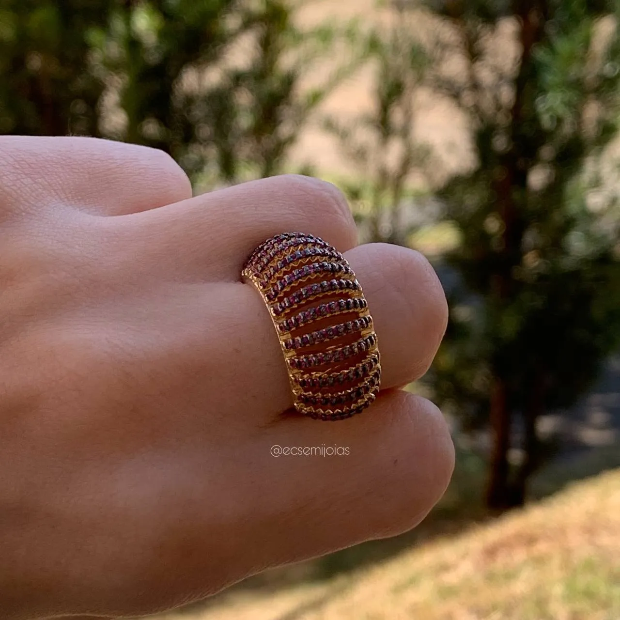 Anel diferente de fileiras abauladas cravejadas - banhado a ouro 18k
