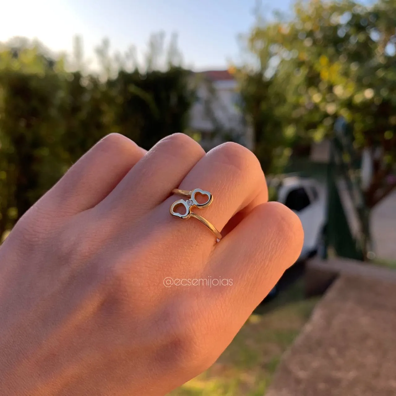 Anel dois corações lisos e uma zirconia no meio - banhado a ouro 18k