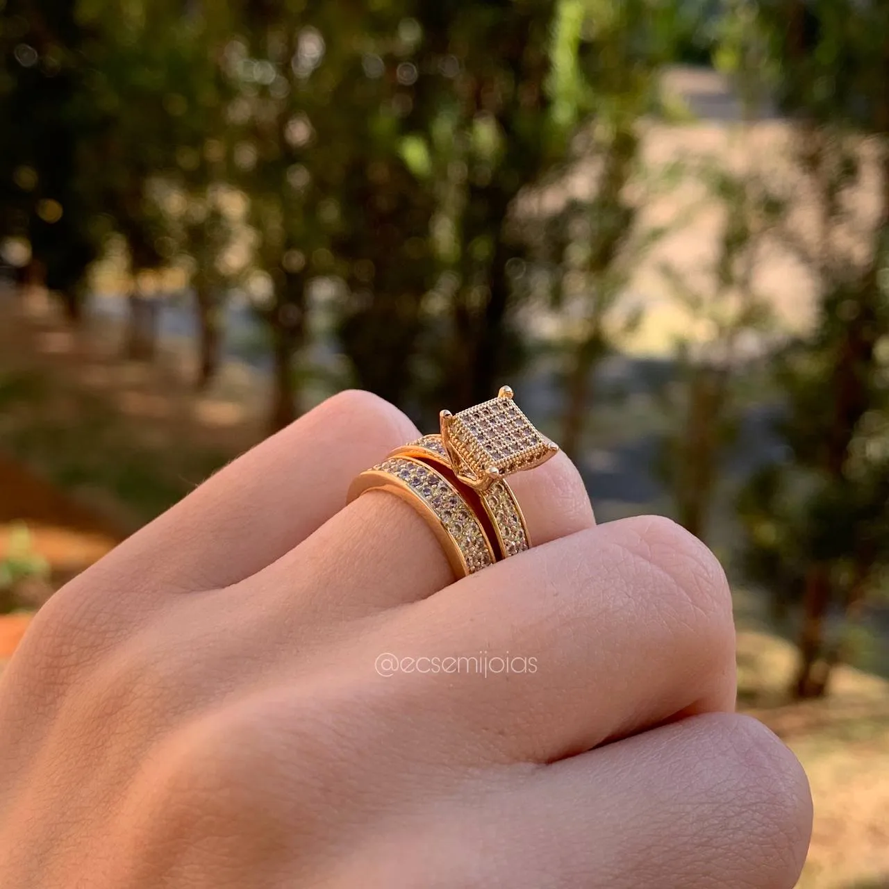 Anel duo aparador e solitário cravejado com cabeça quadrada - banhado a ouro 18k