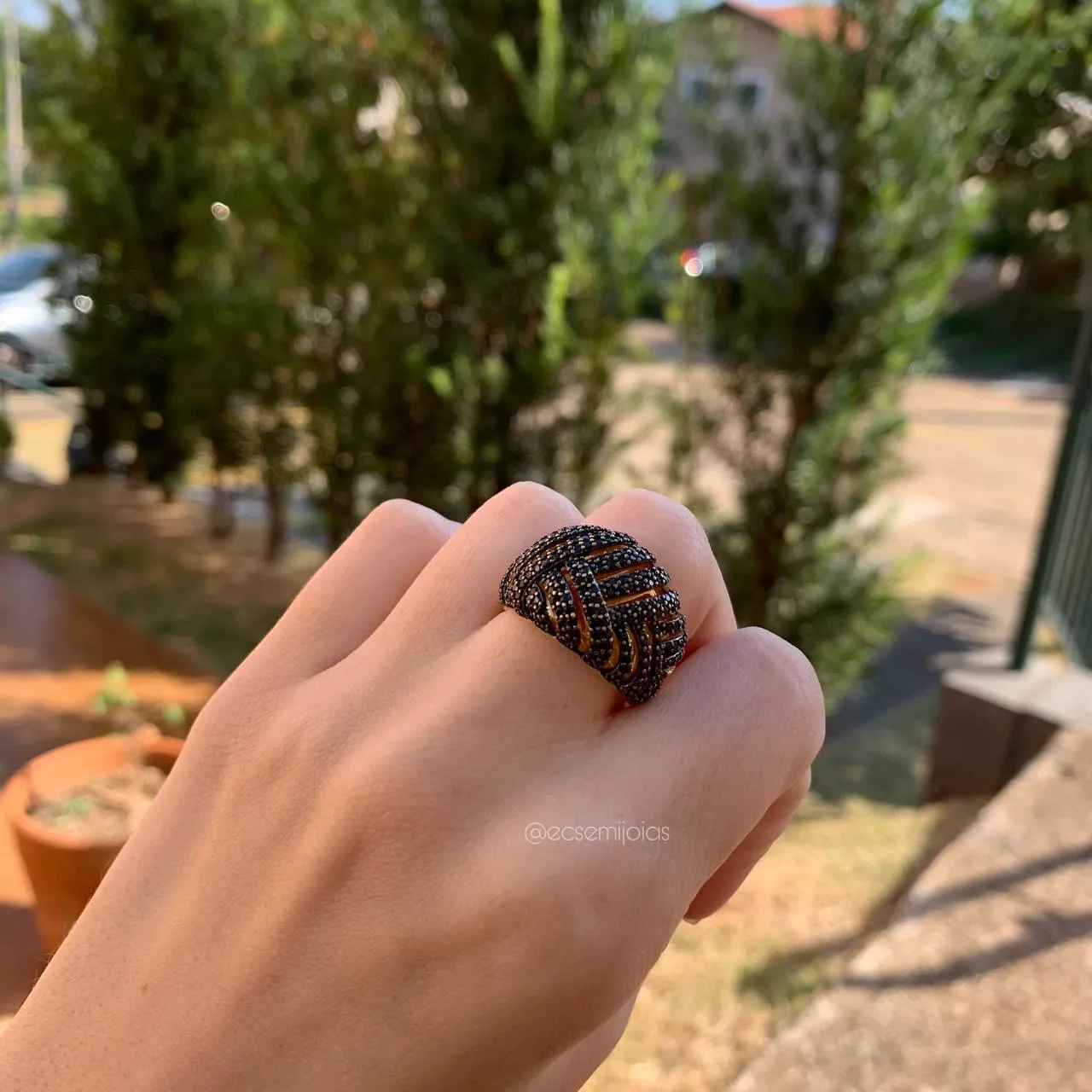 Anel filetes entrelaçados cravejados - banhado a ouro 18k