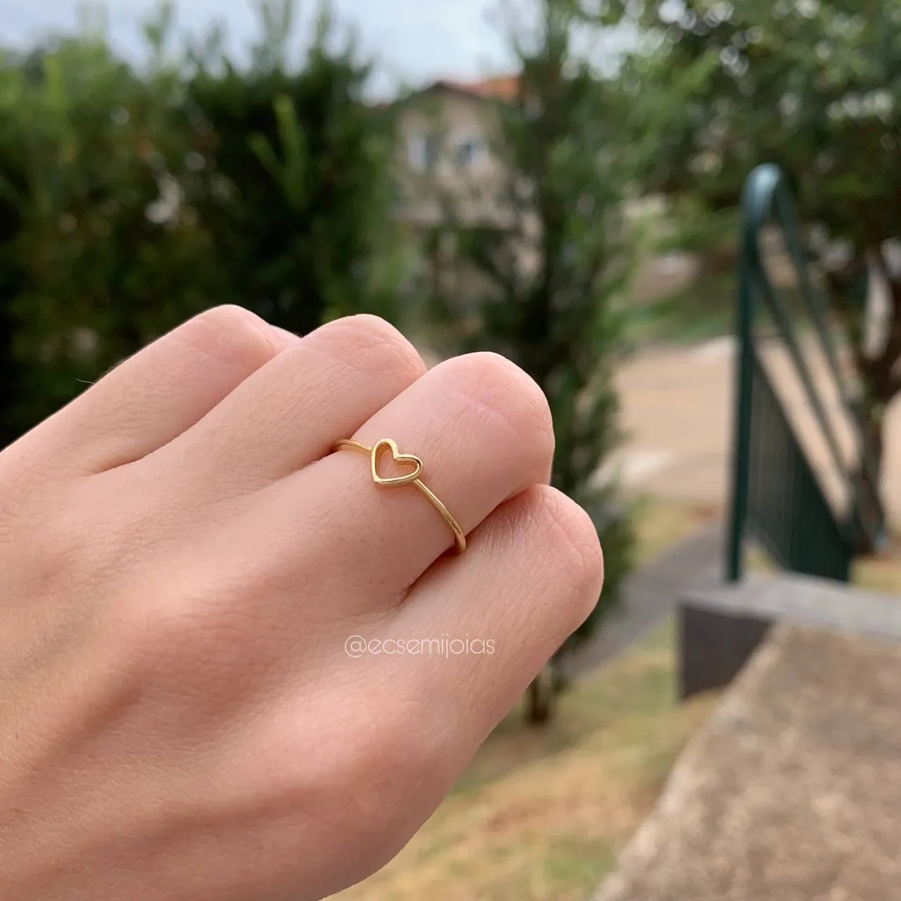 Anel fino com coração vazado - banhado a ouro 18k