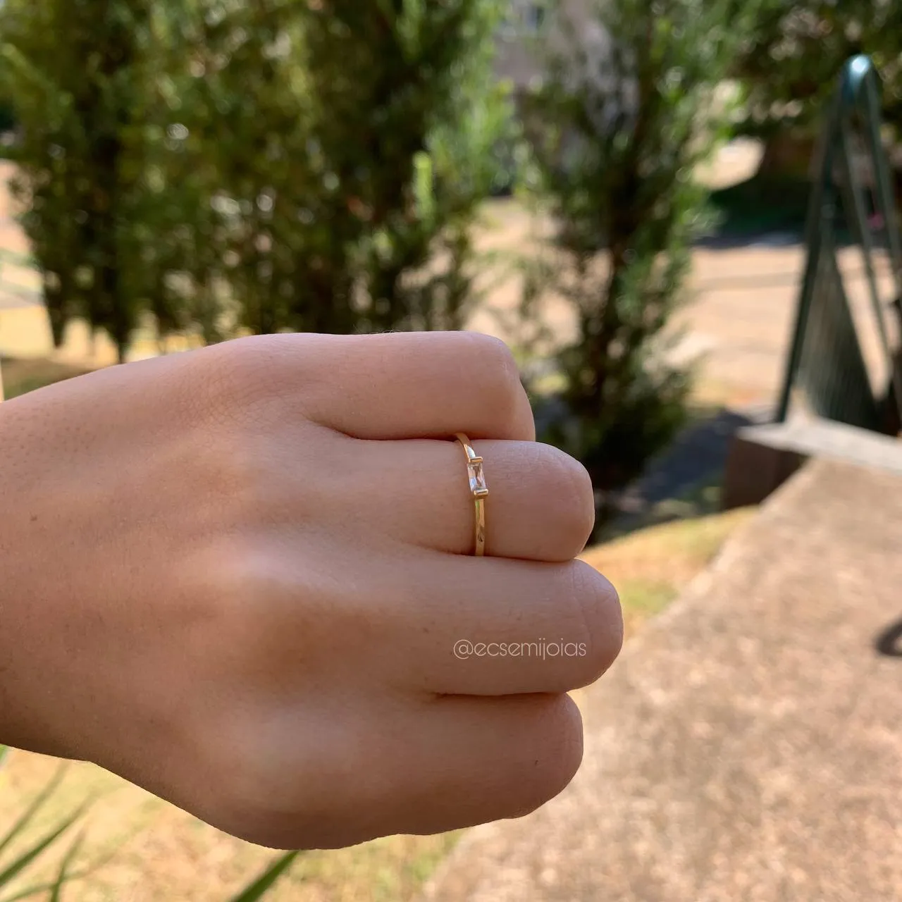 Anel fino com uma baguete em cima - banhado a ouro 18k