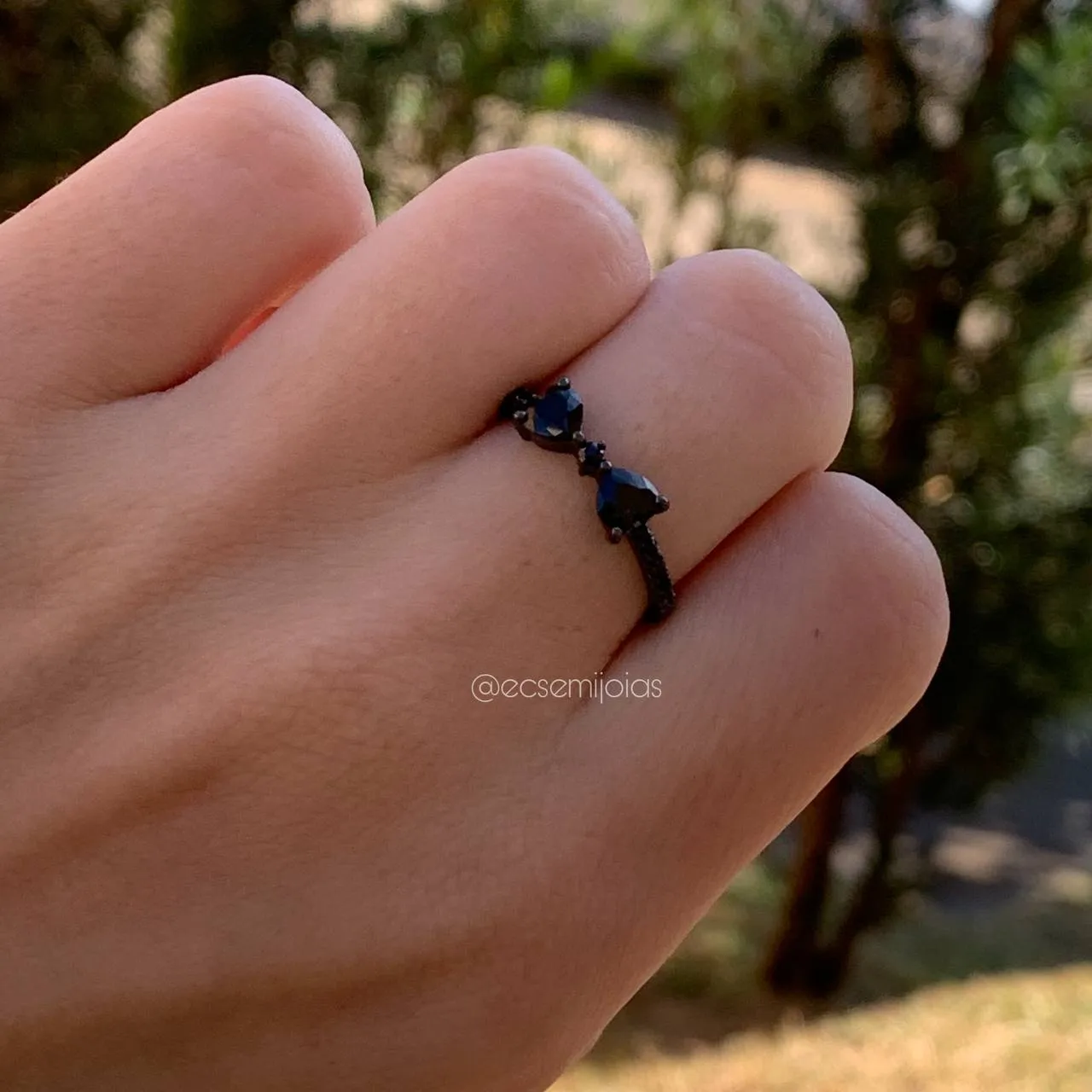 Anel fino laço com duas pedras coração - ródio negro