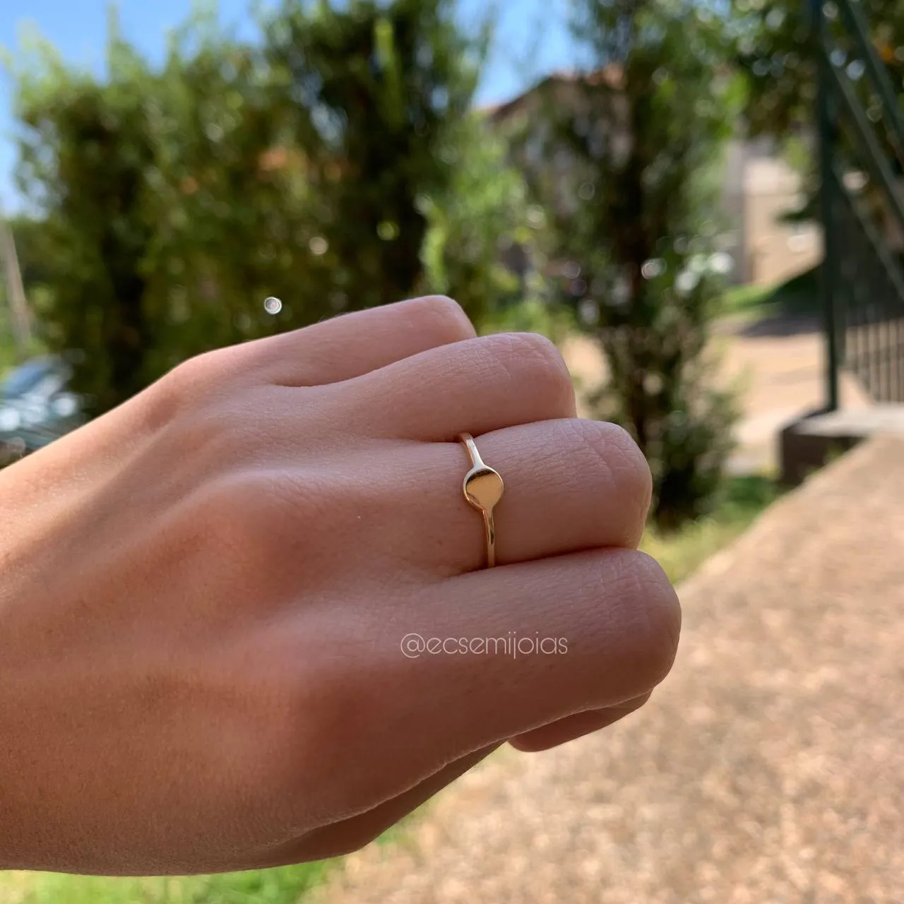 Anel fino liso com circulo chapado - banhado a ouro 18k