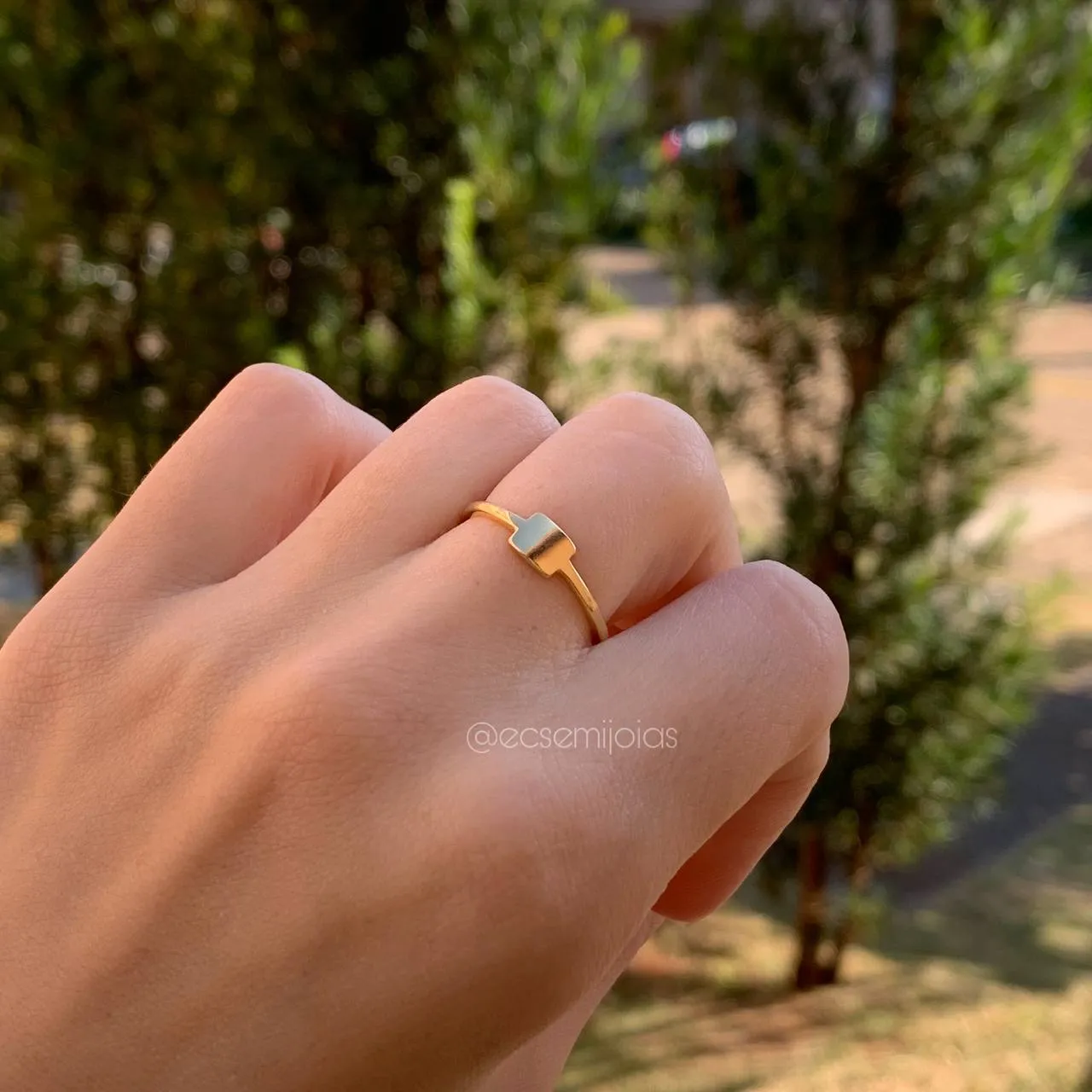 Anel fino liso com quadrado chapado em cima - banhado a ouro 18k