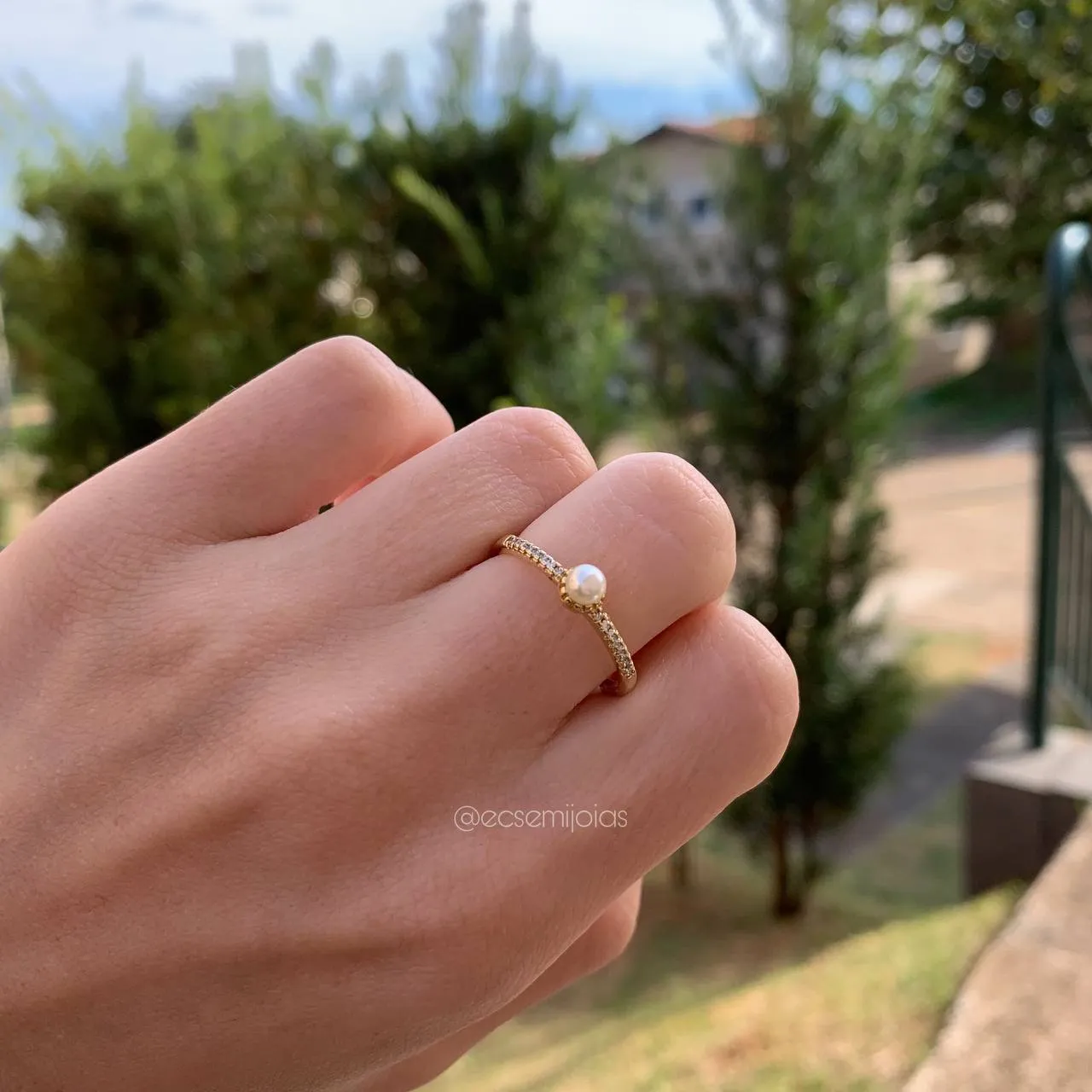 Anel fino solitário cravejado c/ zircônia e pérola pequena - banhado a ouro 18k