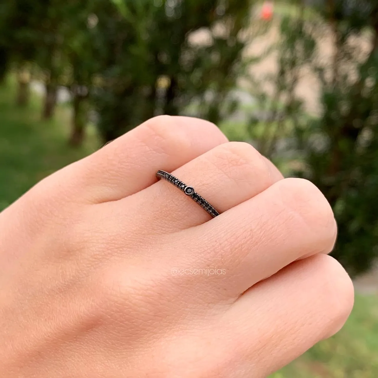 Anel fino todo craveja com 1 pedra redonda 1.50mm - banhado a ródio negro
