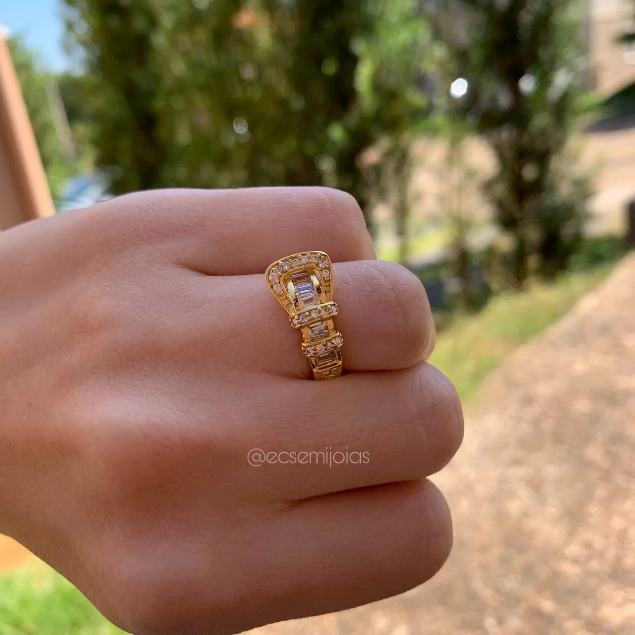 Anel fivela cravejado  - banhado a ouro 18k