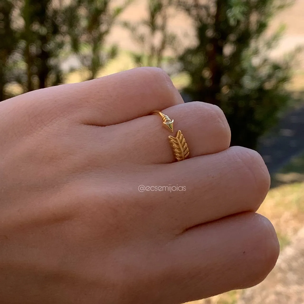 Anel flecha - banhado a ouro 18k