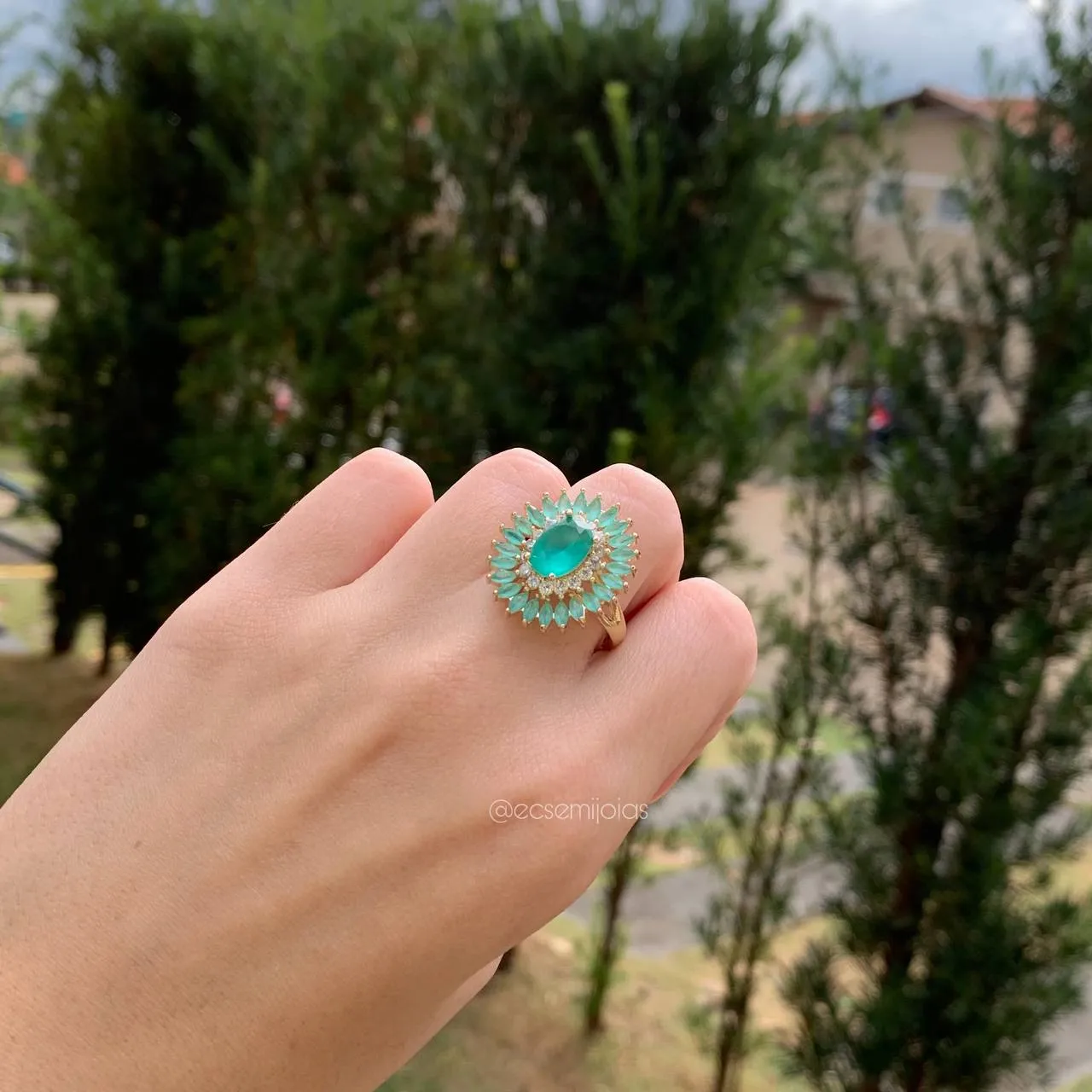 Anel flor de navetes com pedra oval no centro cravejada em volta fusion - banhado a ouro 18k