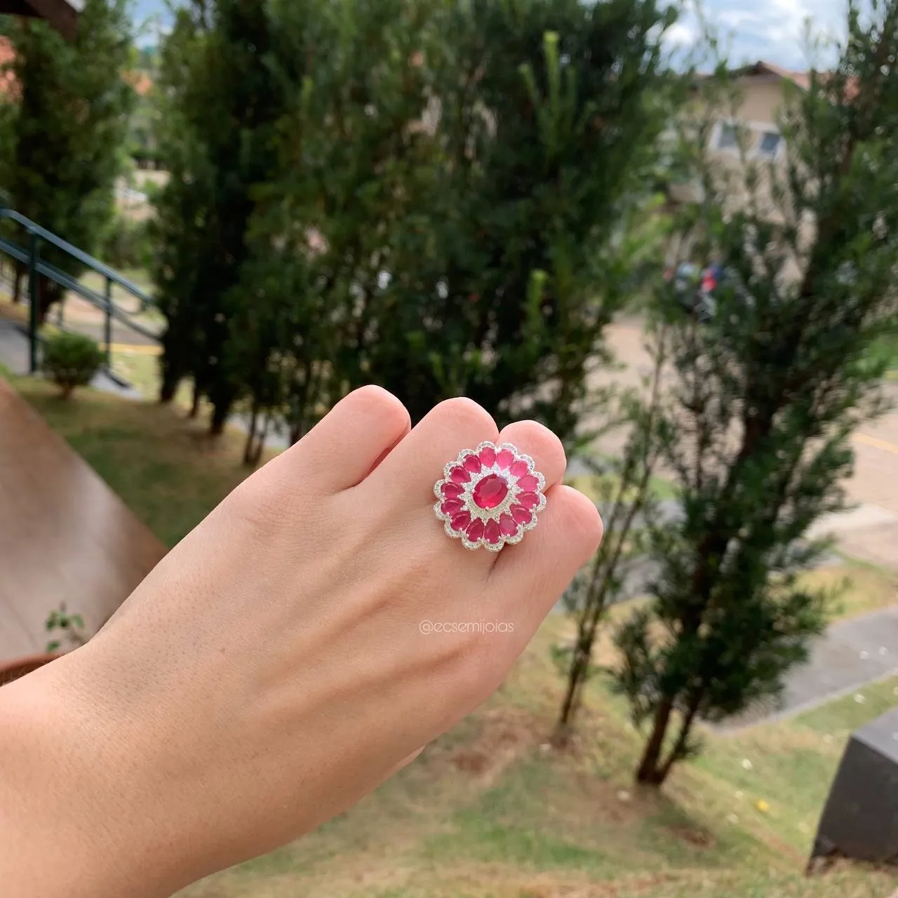 Anel flor pedra oval centro e gotas em volta cravejado c/ zircônias banhado a prata 925
