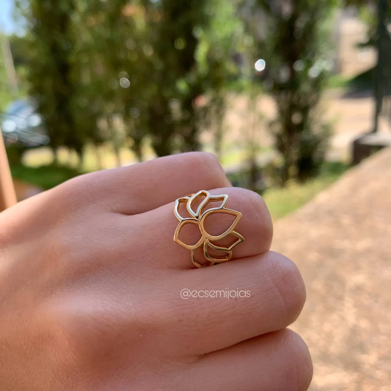 Anel flor vazada - banhado a ouro 18k