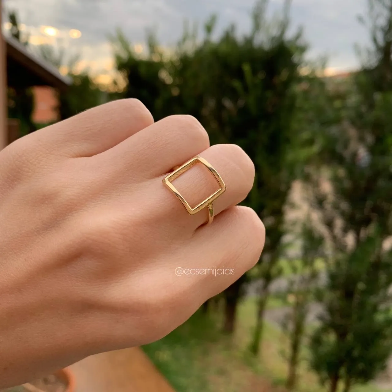 Anel forma geométrica quadrado vazado - banhado a ouro 18k