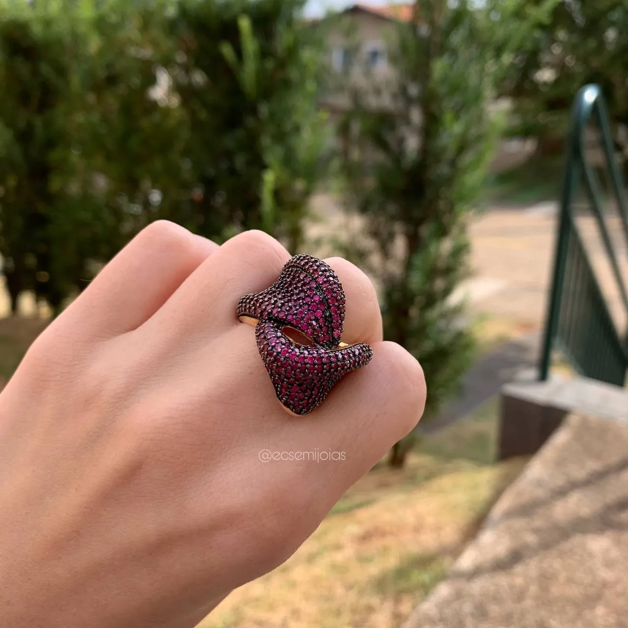 Anel grande ondulado cravejado - banhado a ouro 18k